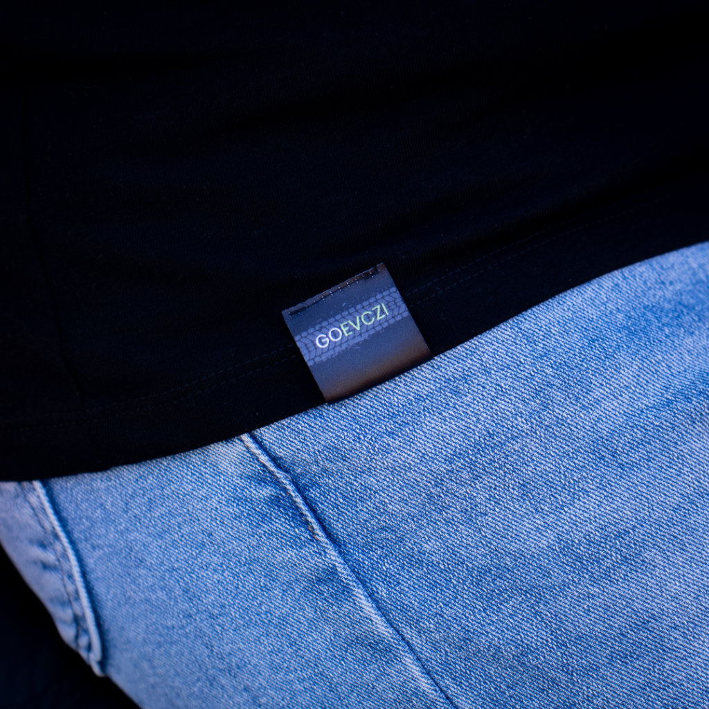 Czarna koszulka GO EVCZI Metka