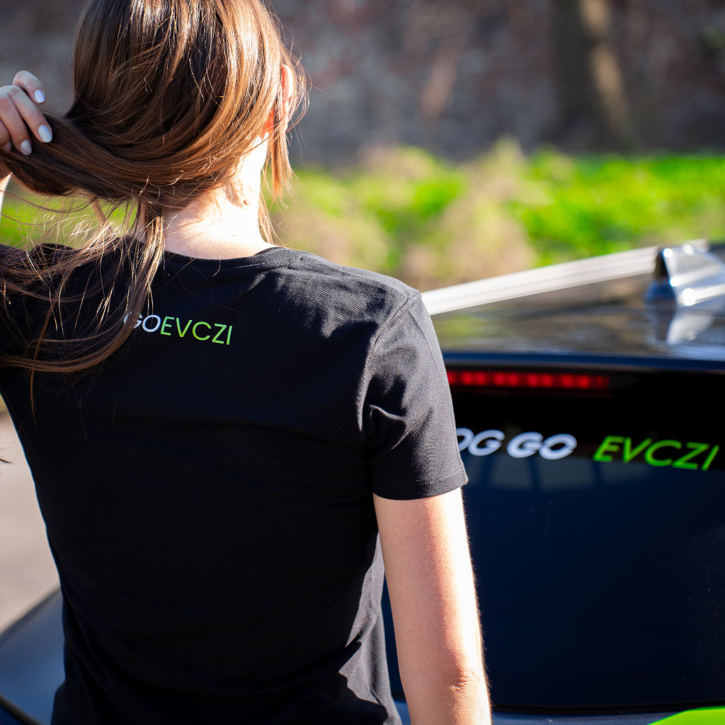 Czarna koszulka GO EVCZI Widok z tyłu